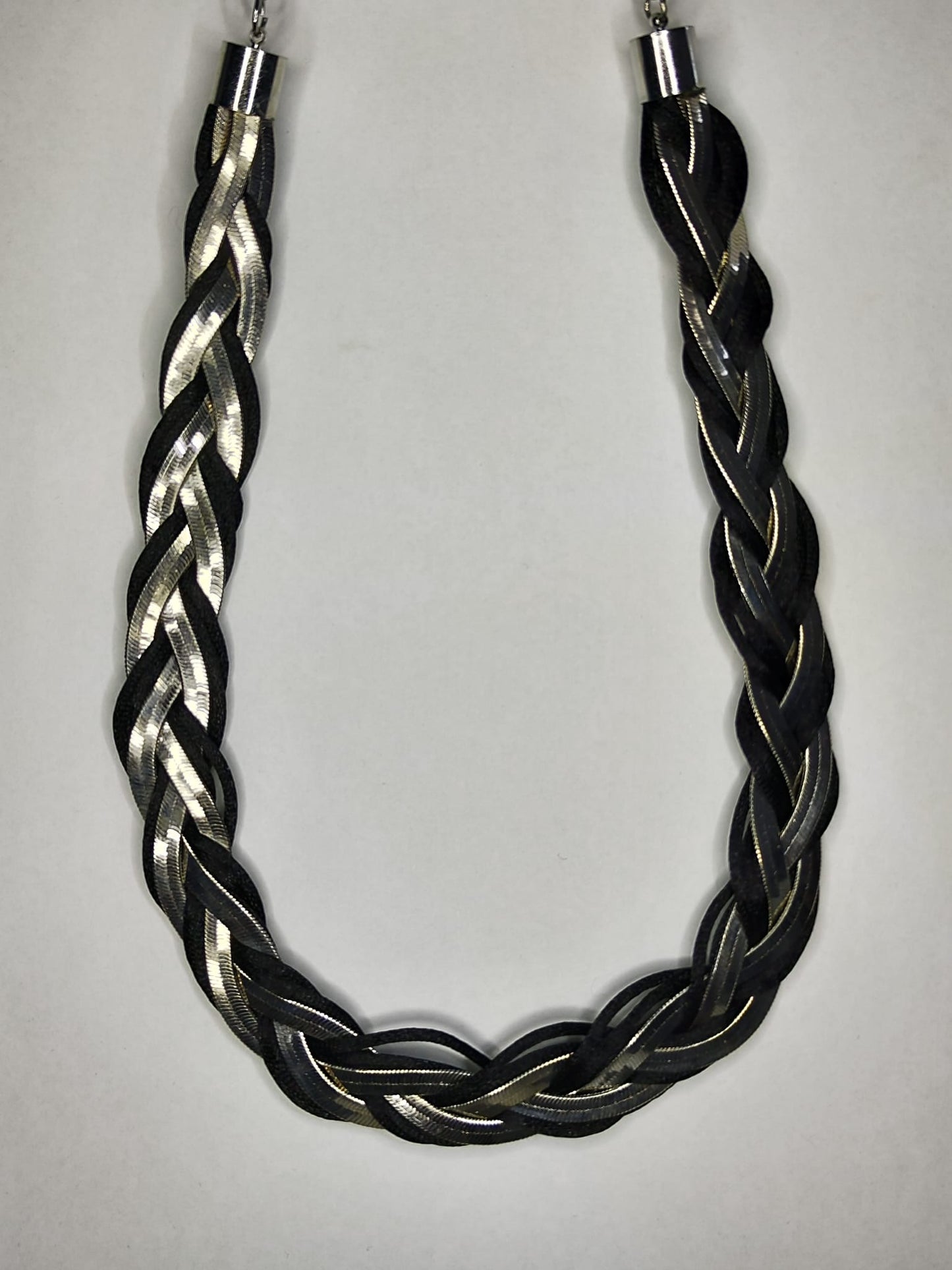 Collar Baile dorado y negro