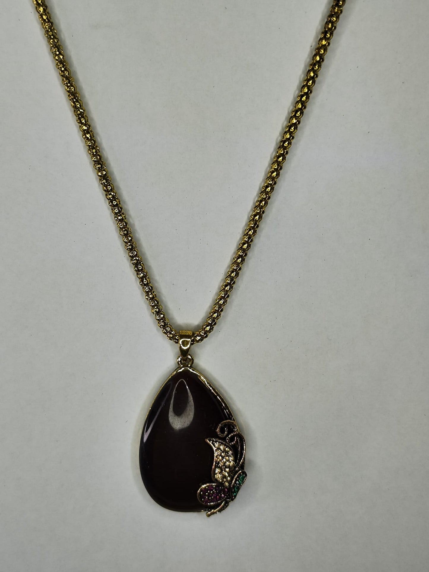 Collar con piedra oscuro