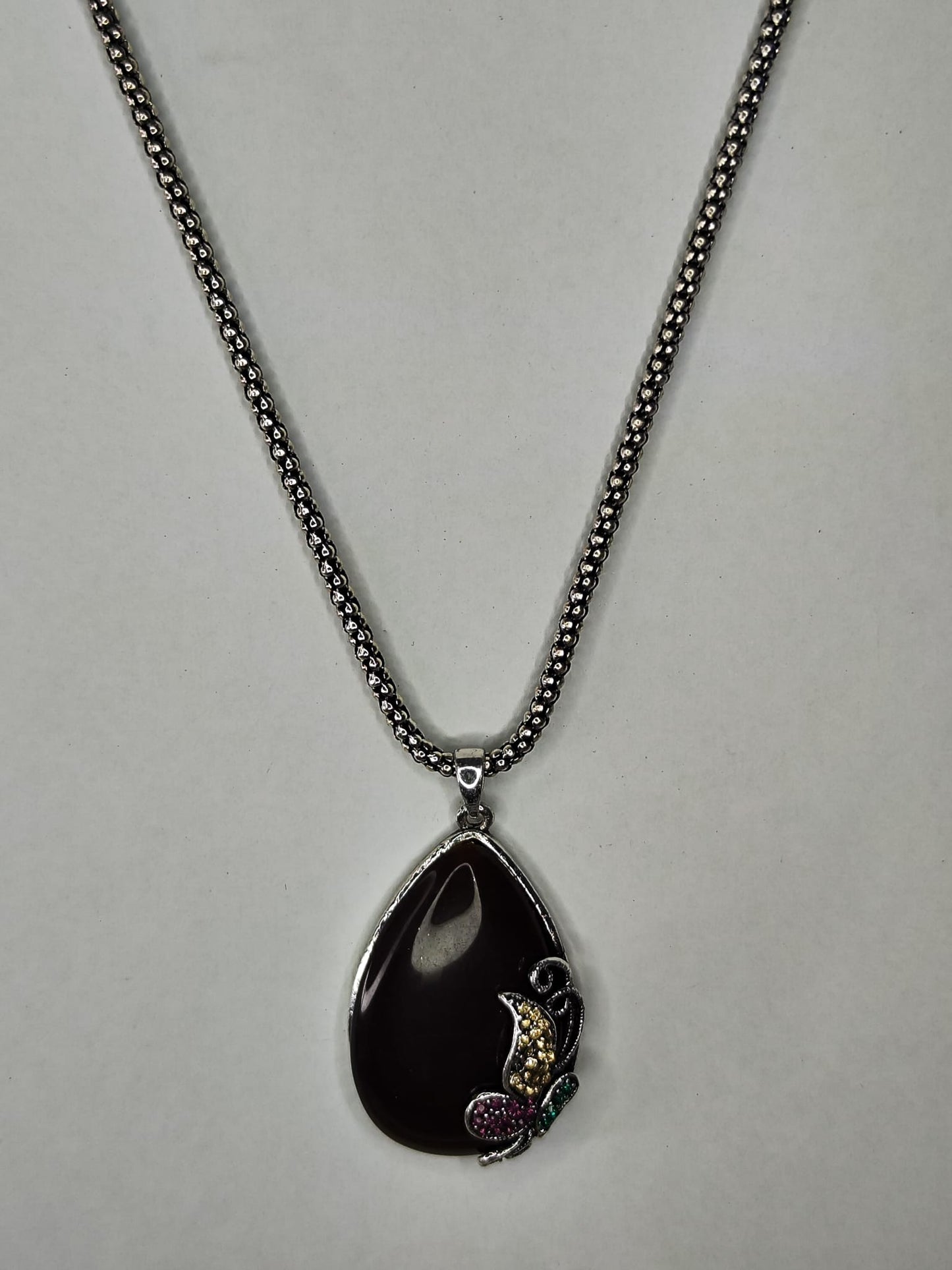 Collar con piedra oscuro