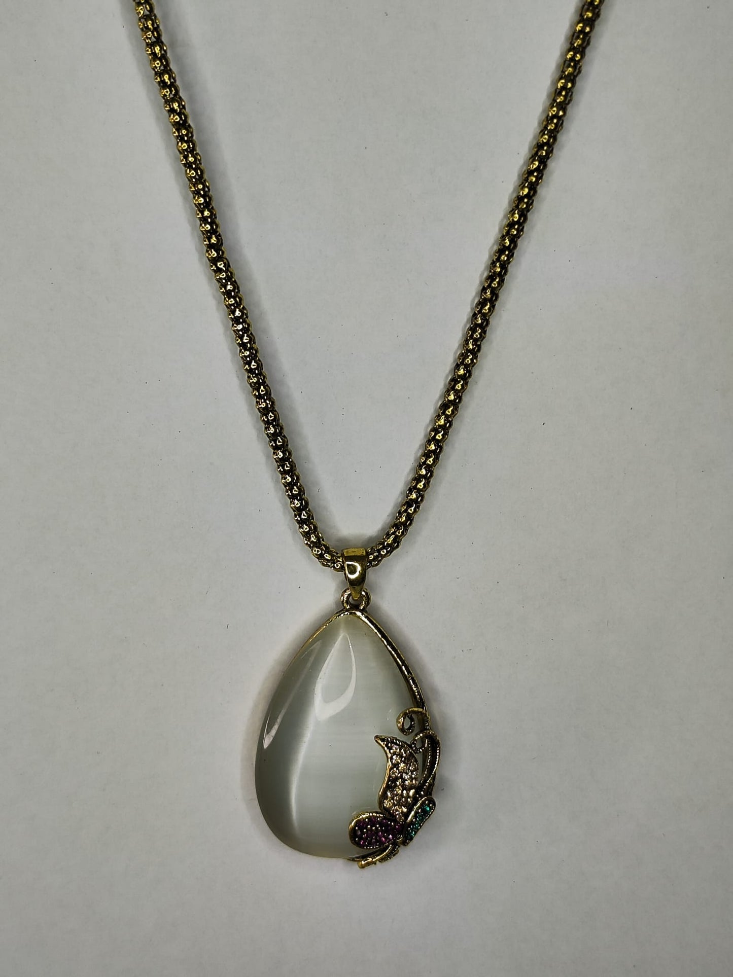 Collar con piedra blanco