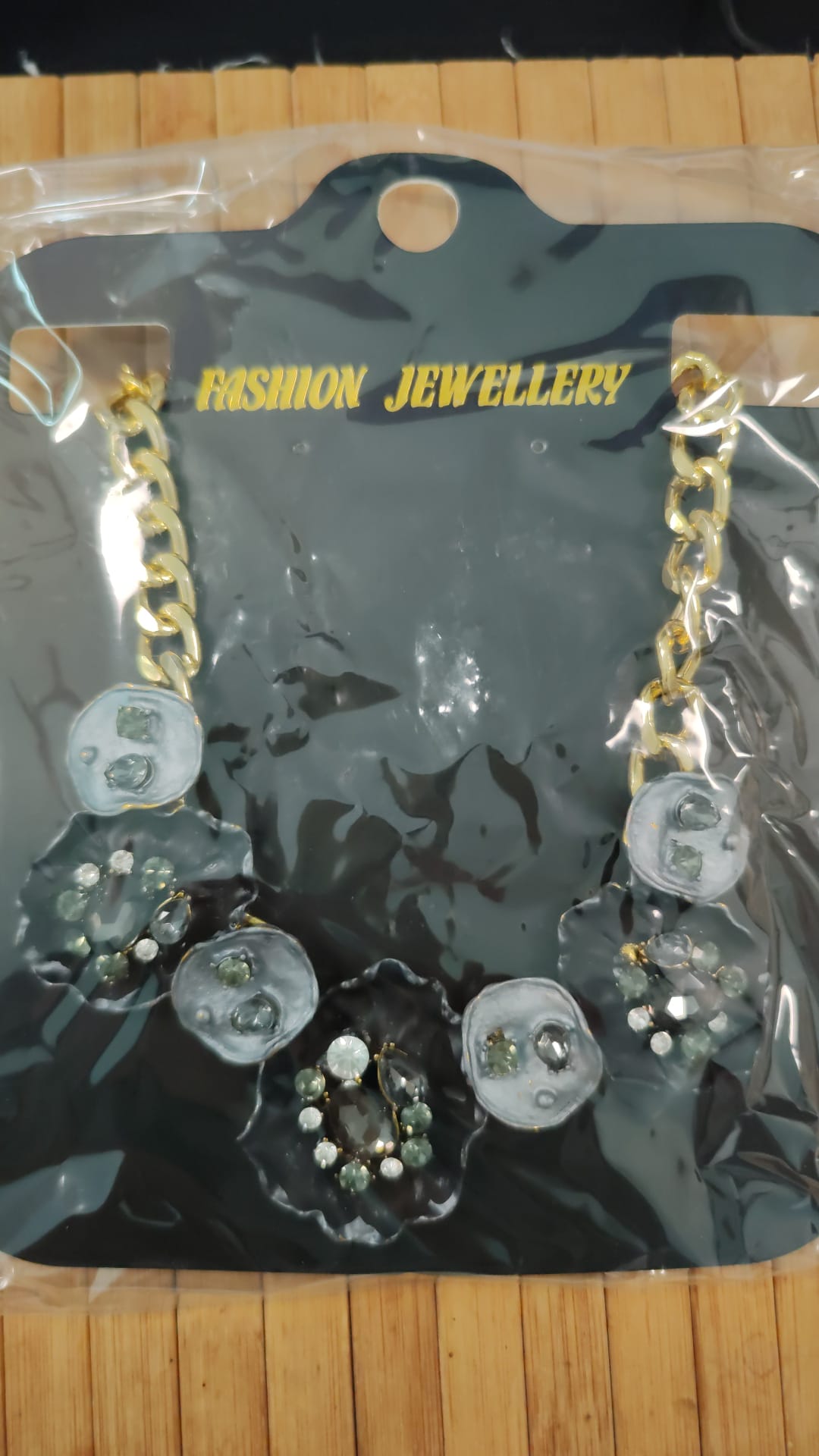 Collar con piedras negro