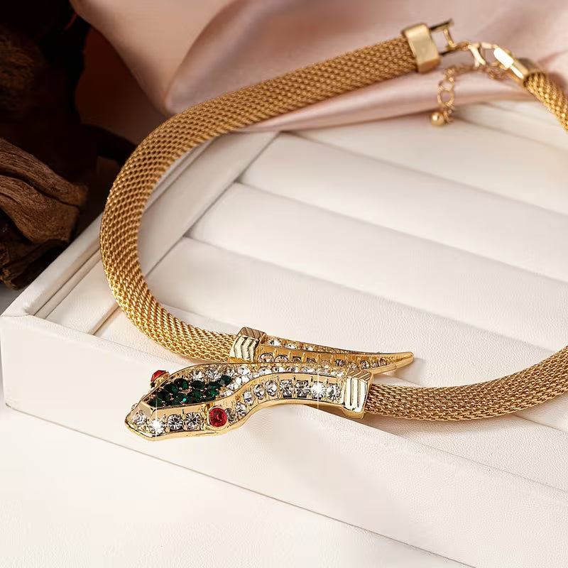 Goldene Schlangenkette