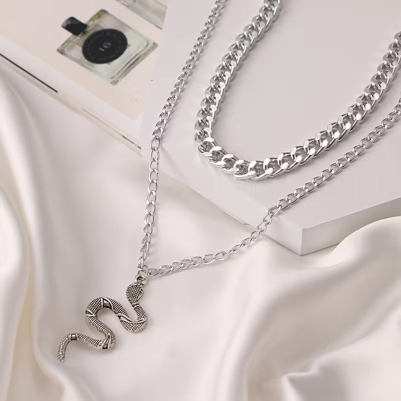 Doppelreihige Halskette mit Schlangenanhänger