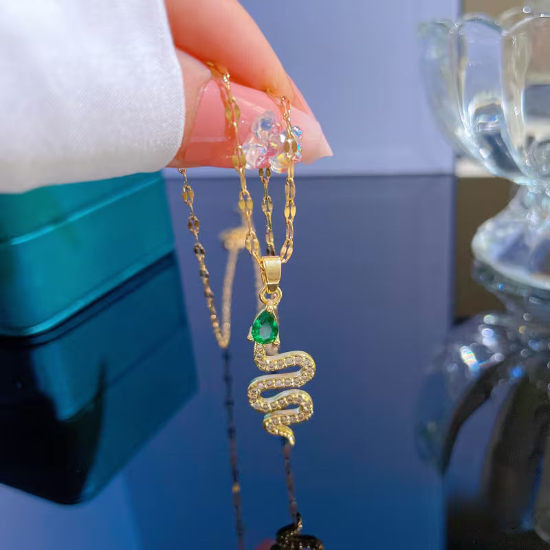 Goldene Schlangenkette mit smaragdgrünen Perlen