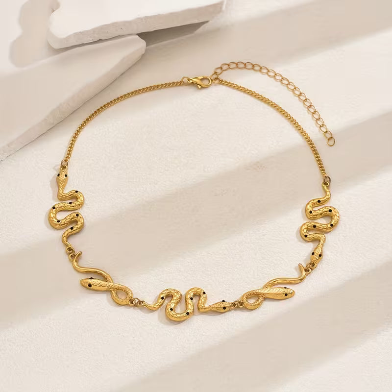 Elegante gotische Schlangenkette mit Strasssteinen