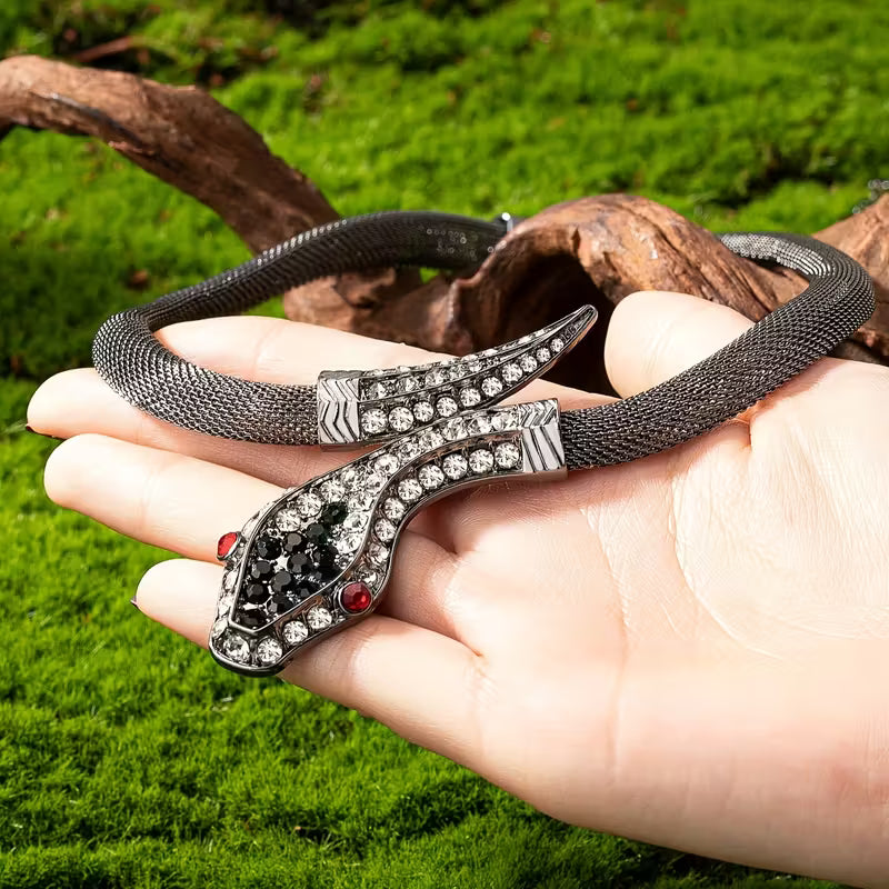 Halskette aus schwarzer Schlange