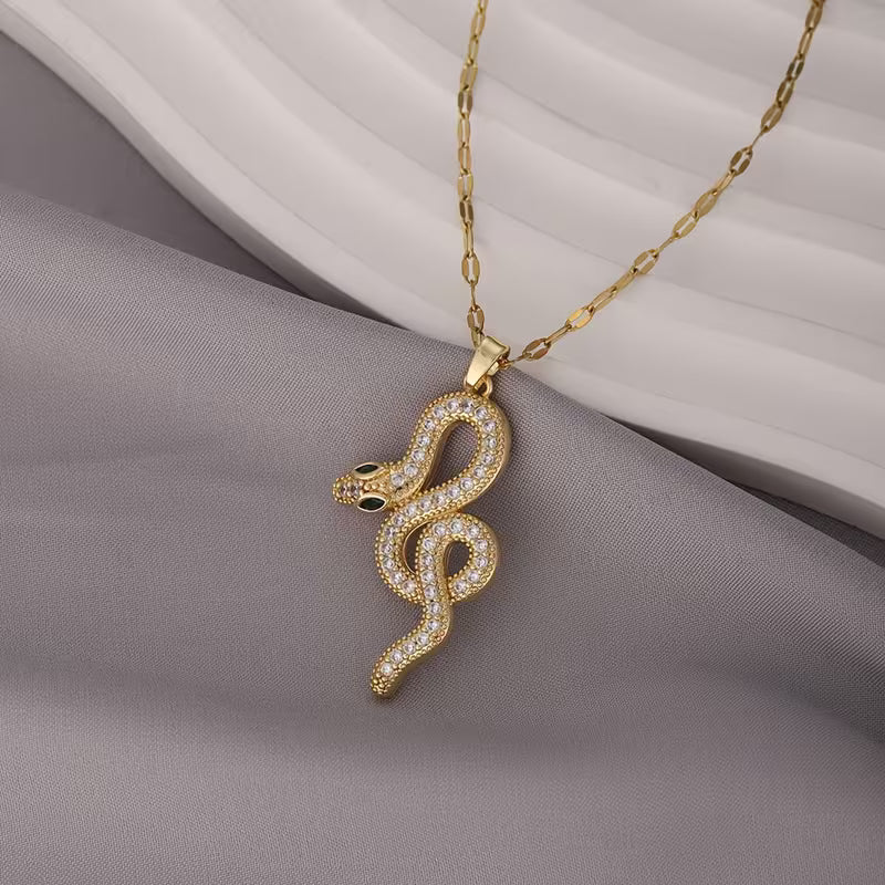 Silberne Halskette mit Kupferanhänger