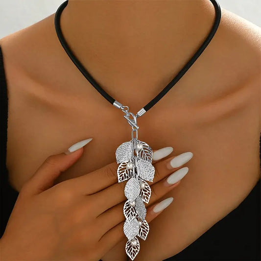 Collar Elegante para Mujer en Forma de Y - Hoja Dorada con Detalles y Cordón