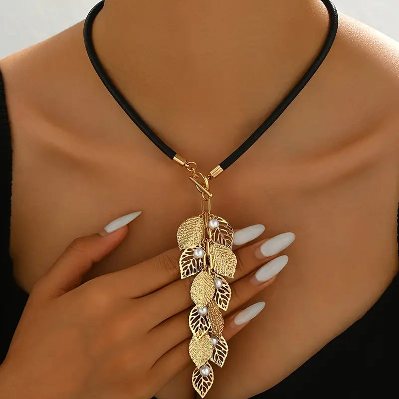 Elegante Y-förmige Halskette für Damen – Blattgolddetails und Kordel