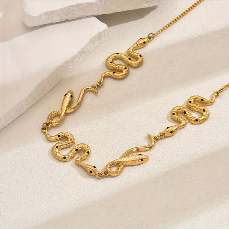 Elegante gotische Schlangenkette mit Strasssteinen