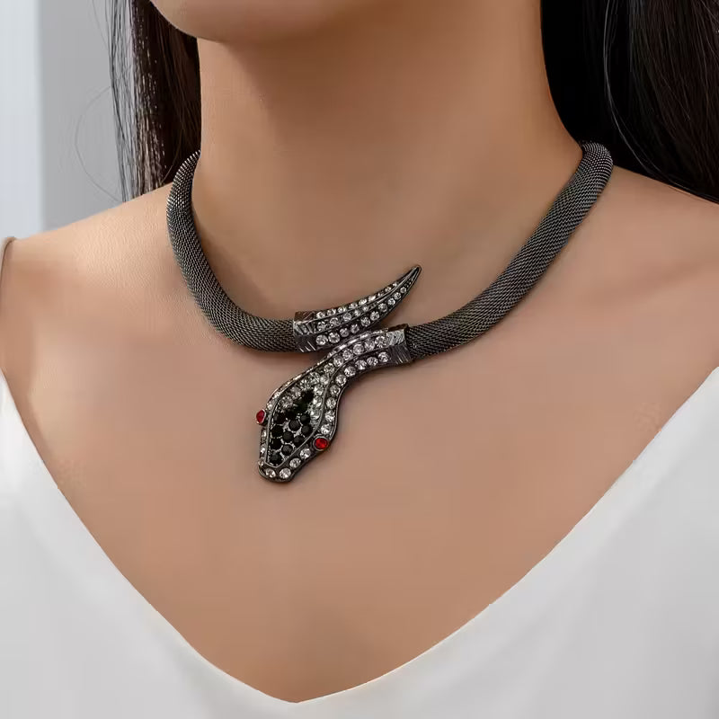 Halskette aus schwarzer Schlange