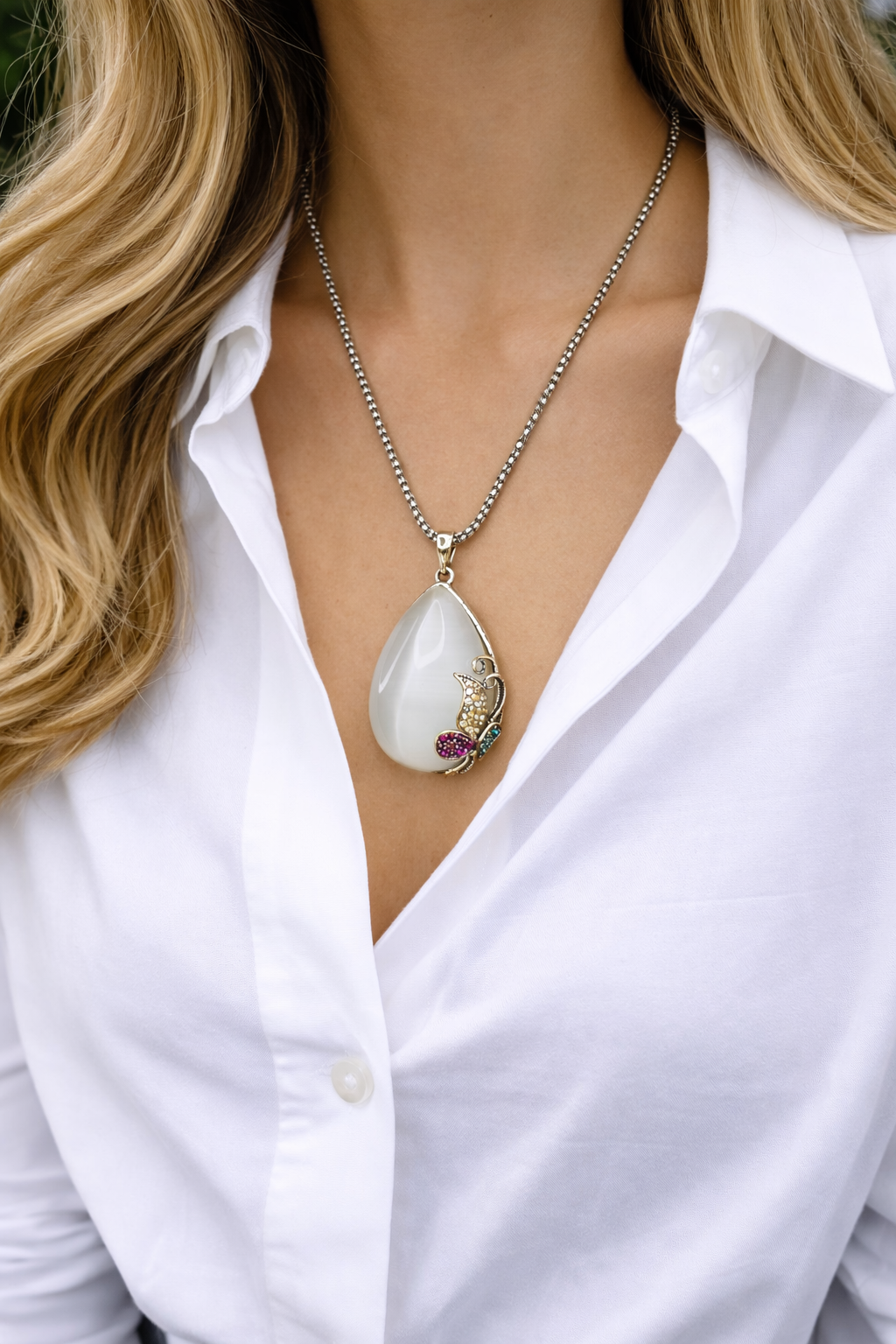 Collar con piedra blanco