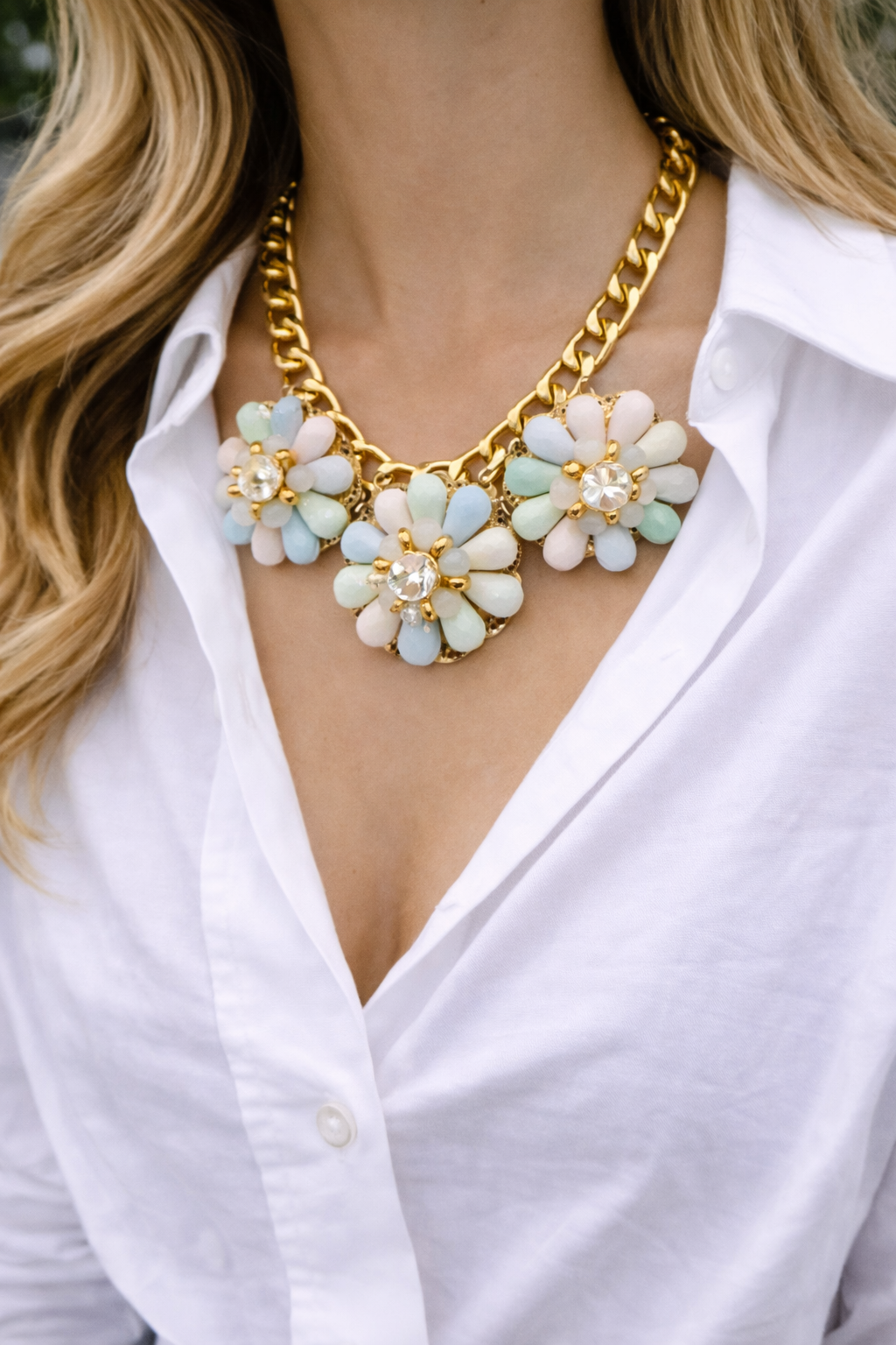 Halskette mit mehrfarbigen Blumen
