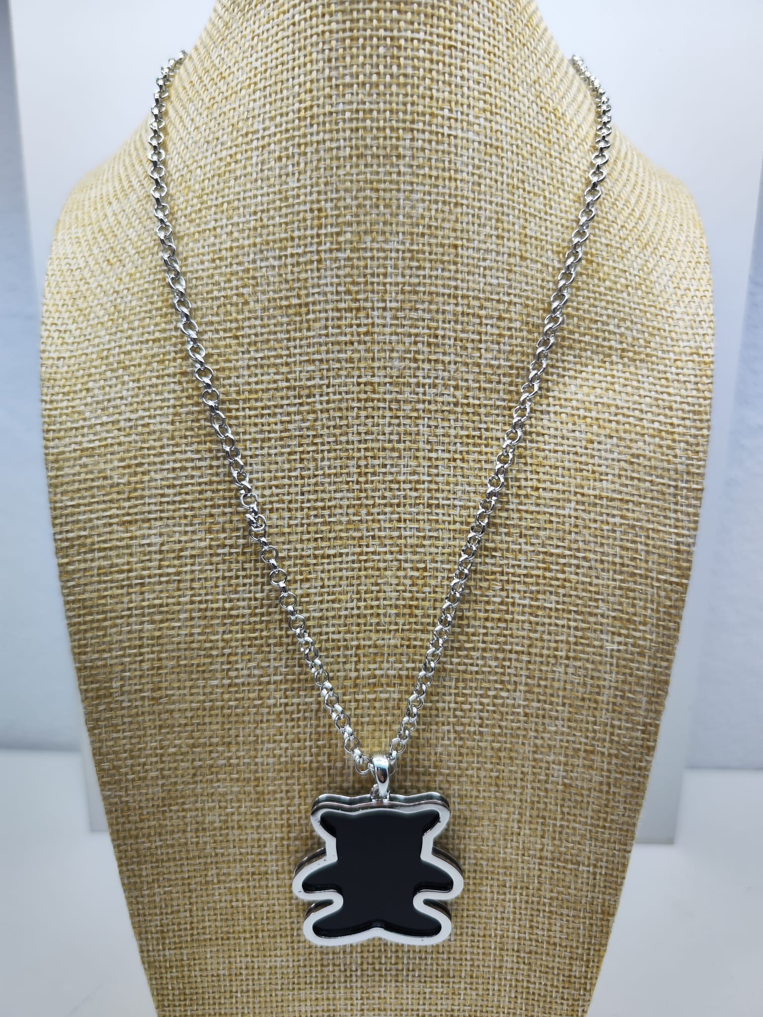 Collar con colgante de oso - negro