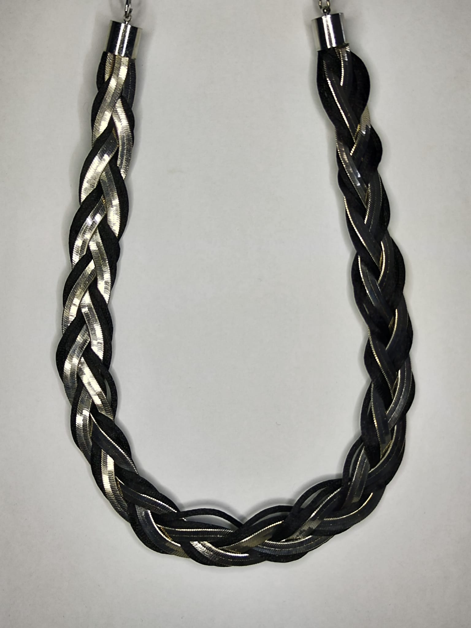 Goldene und schwarze Tanzkette