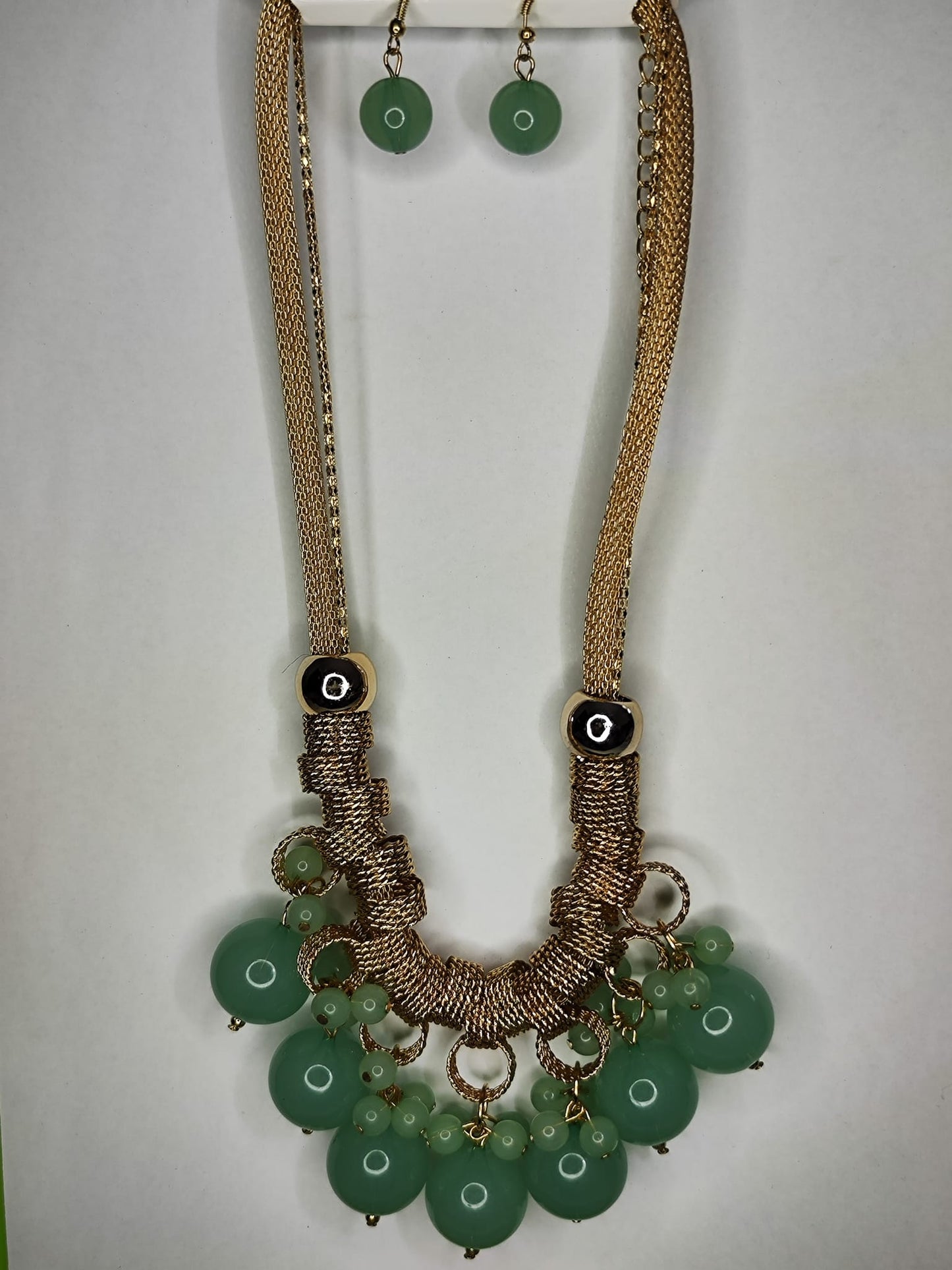 Collar con pendientes verde