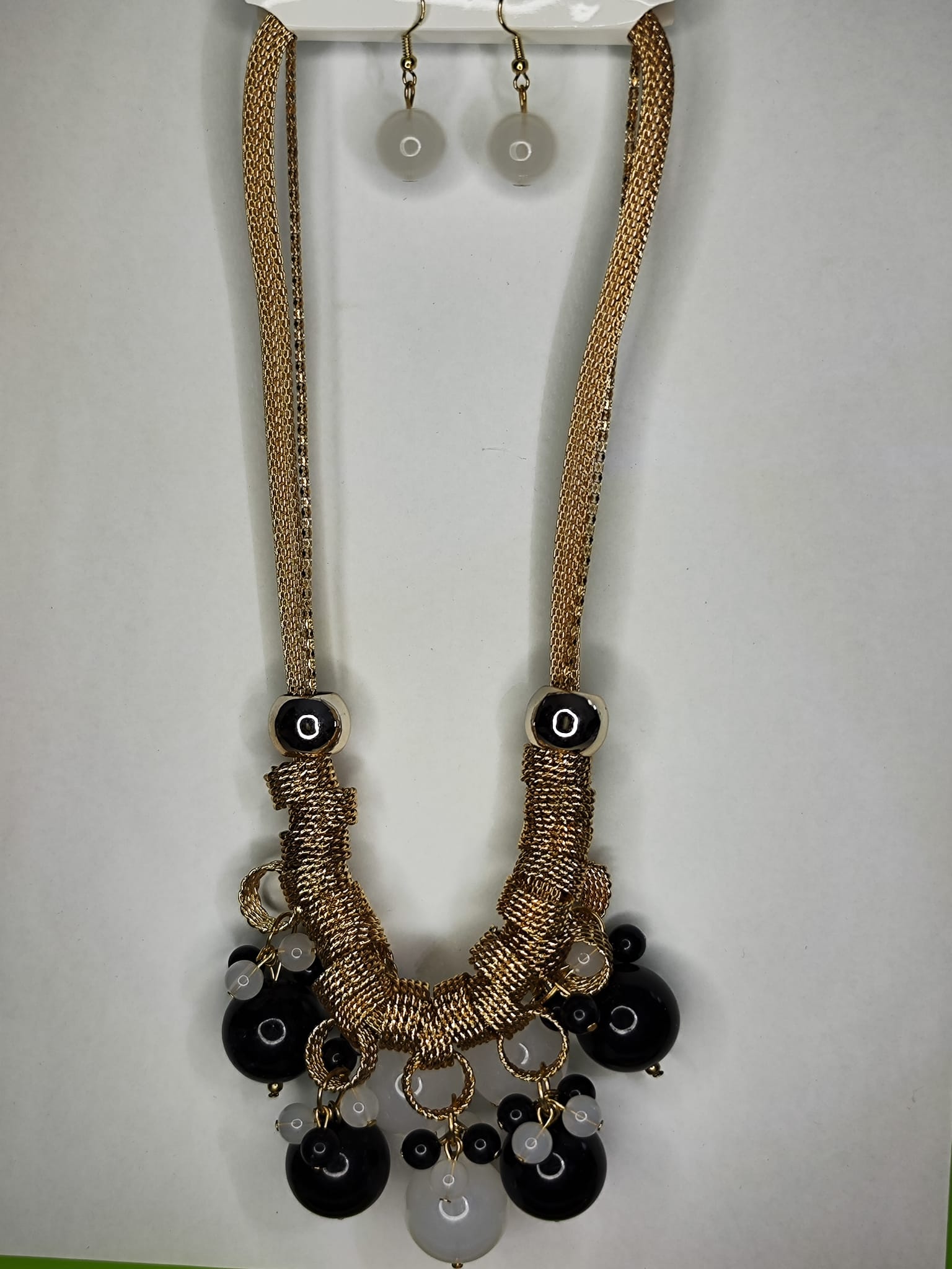 Collar con pendientes negro