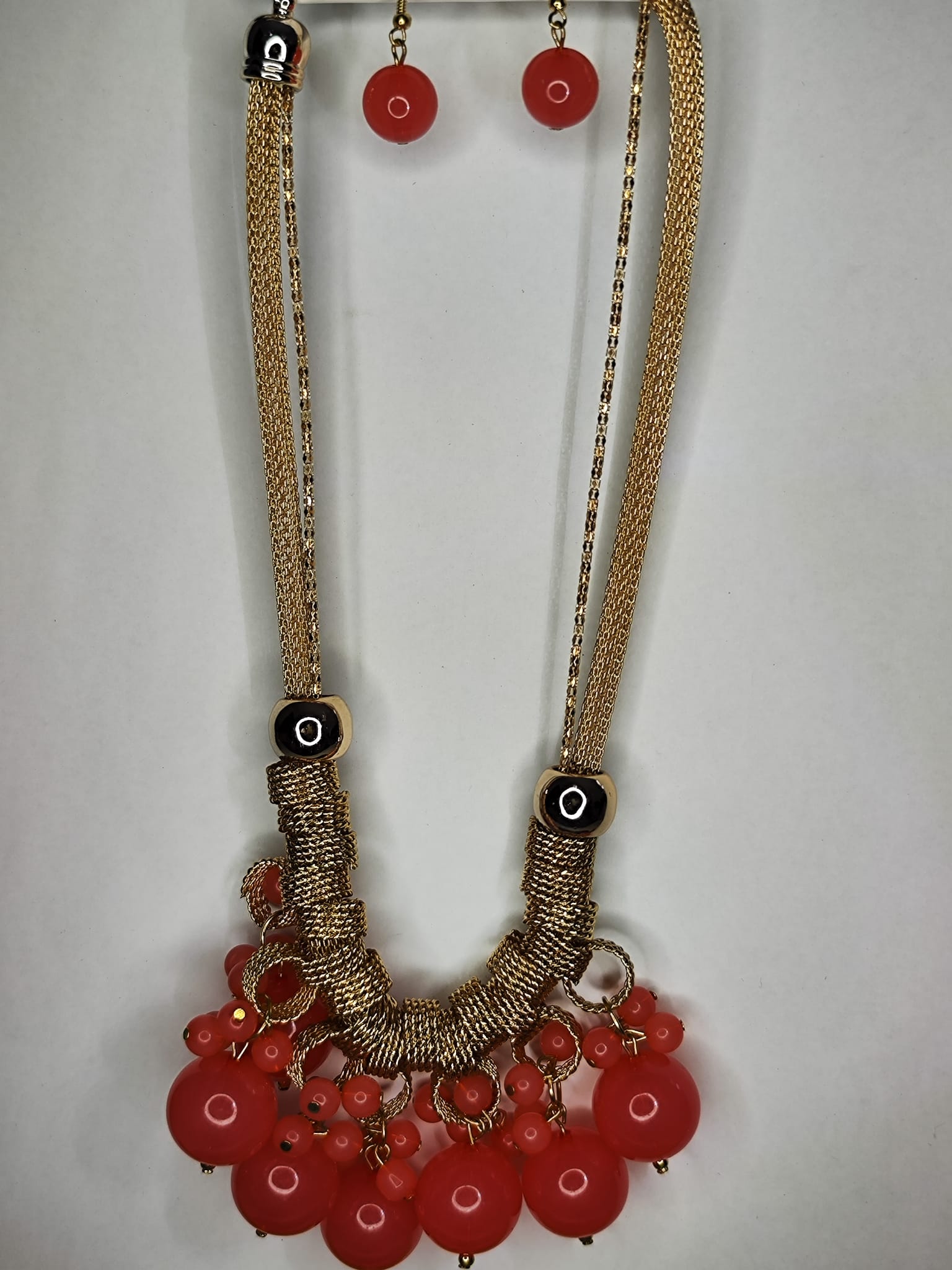 Collar con pendientes rojo