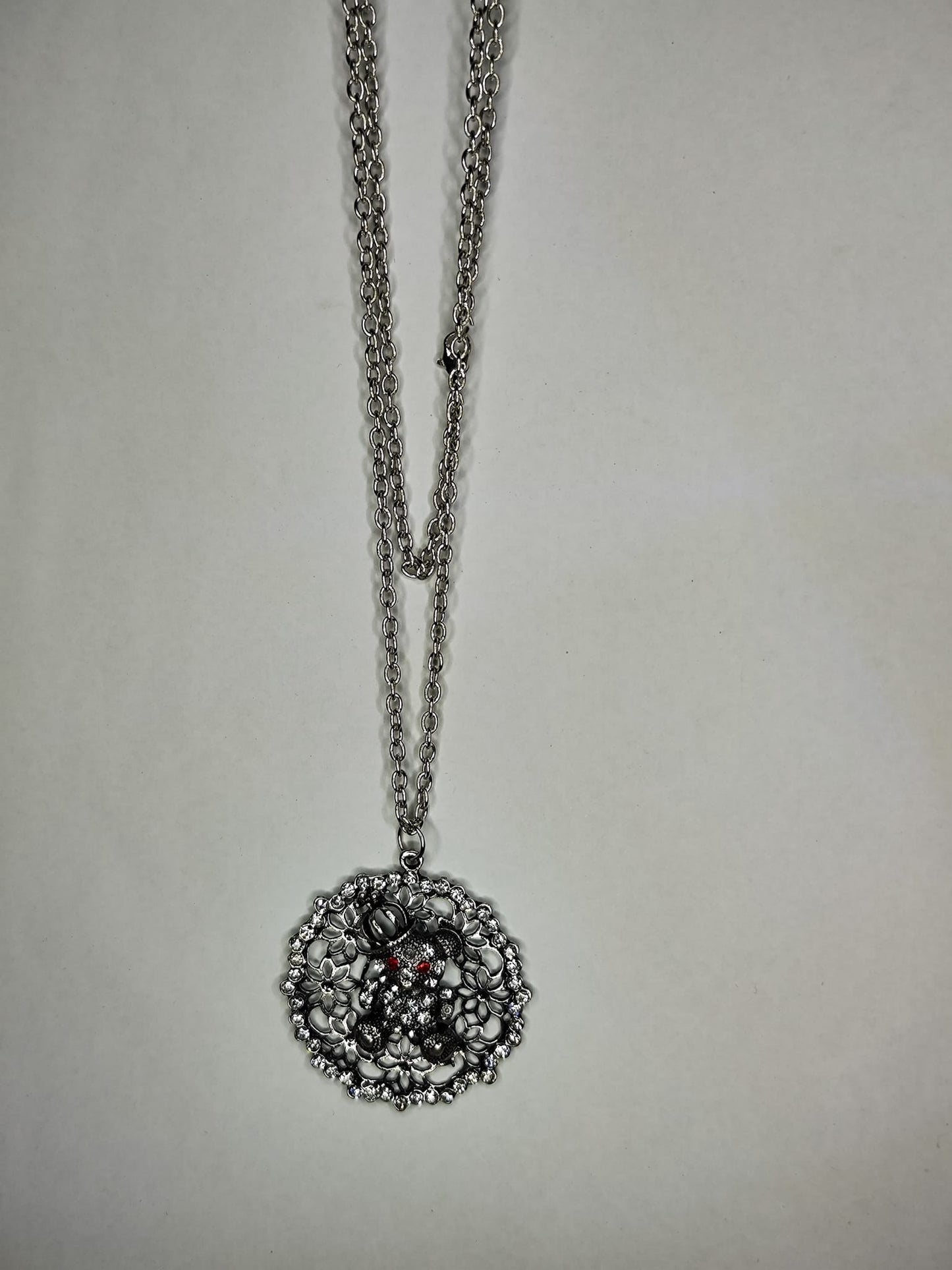 Collar con colgante plateado