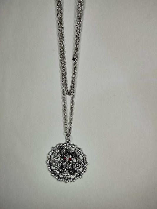 Collar con colgante plateado