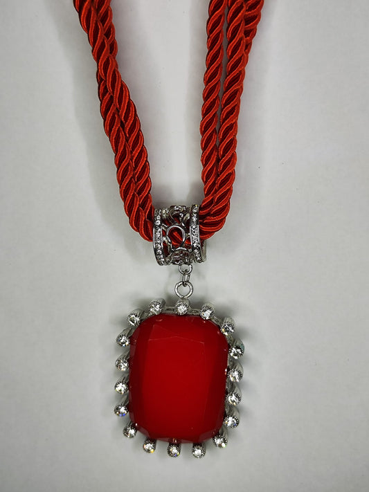 Collar con colgante y piedras