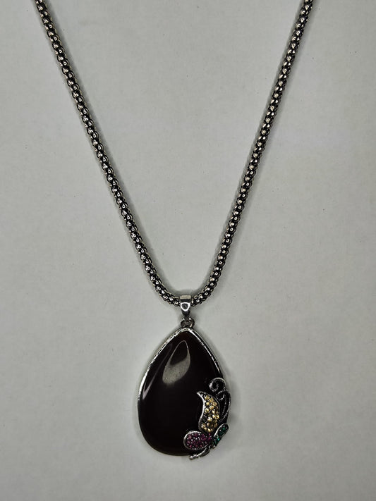 Collar con piedra oscuro
