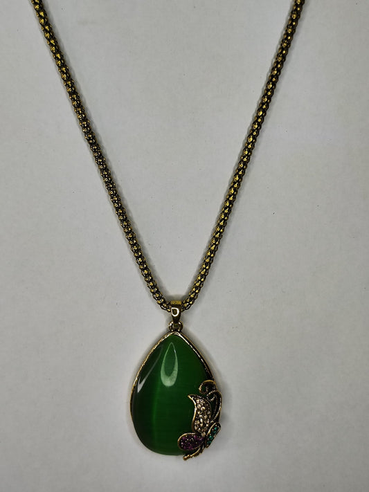 Collar con piedra verde