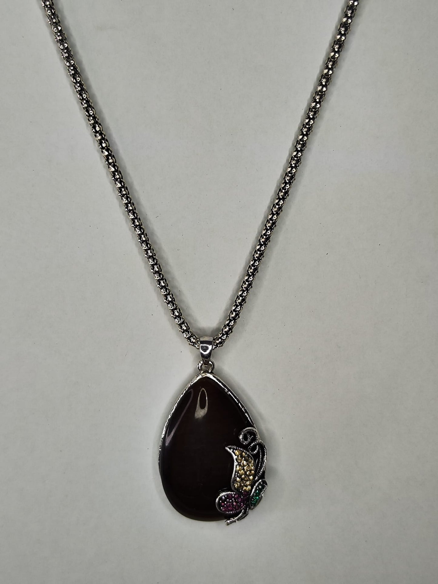 Collar con piedra oscuro plateado