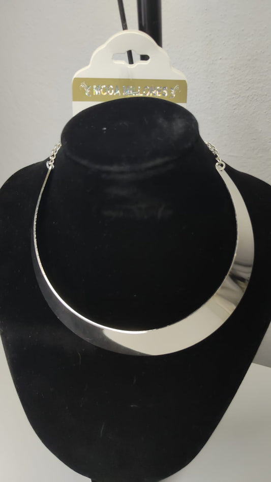 Collar liso plateado