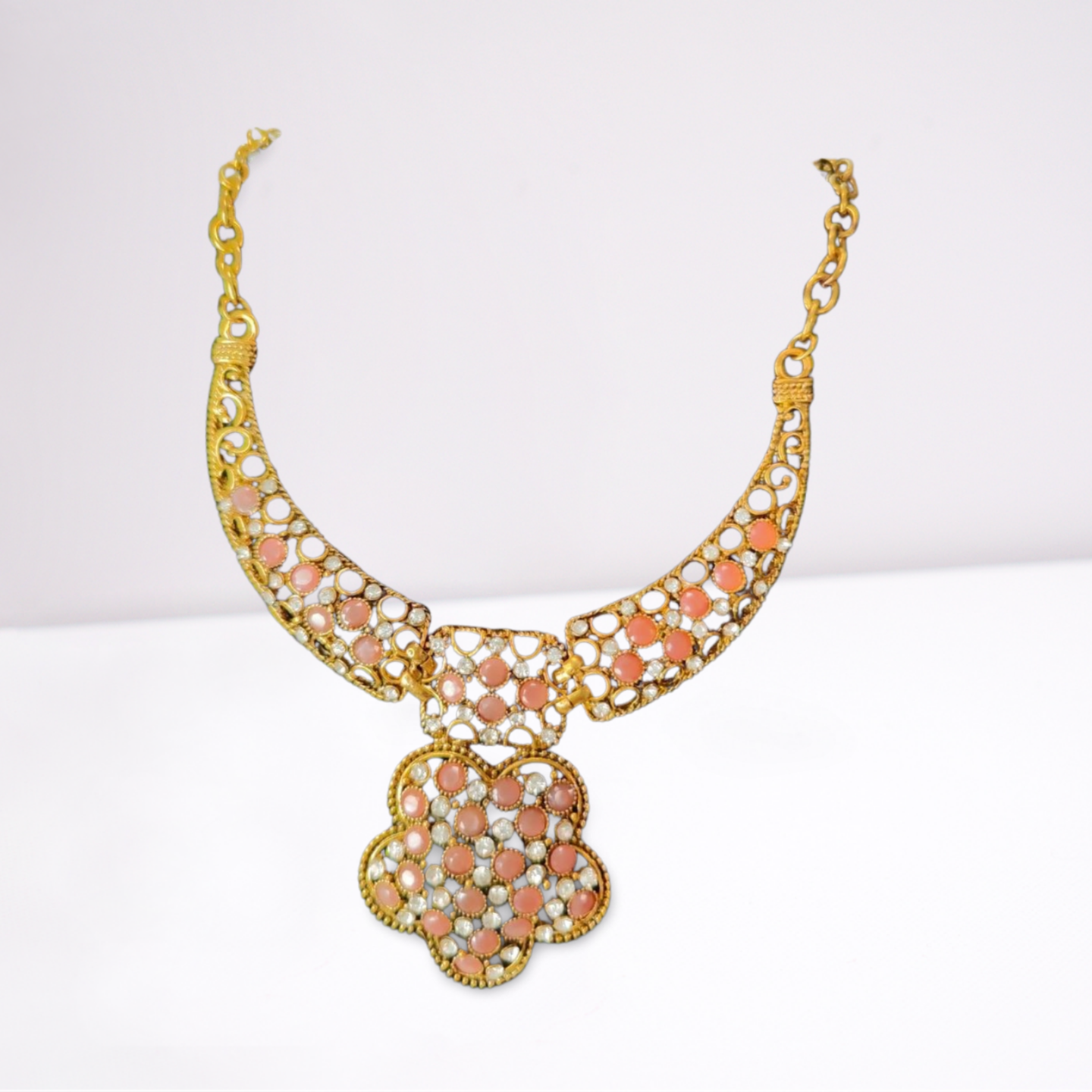 Halsband mit rotem Löwenmotiv