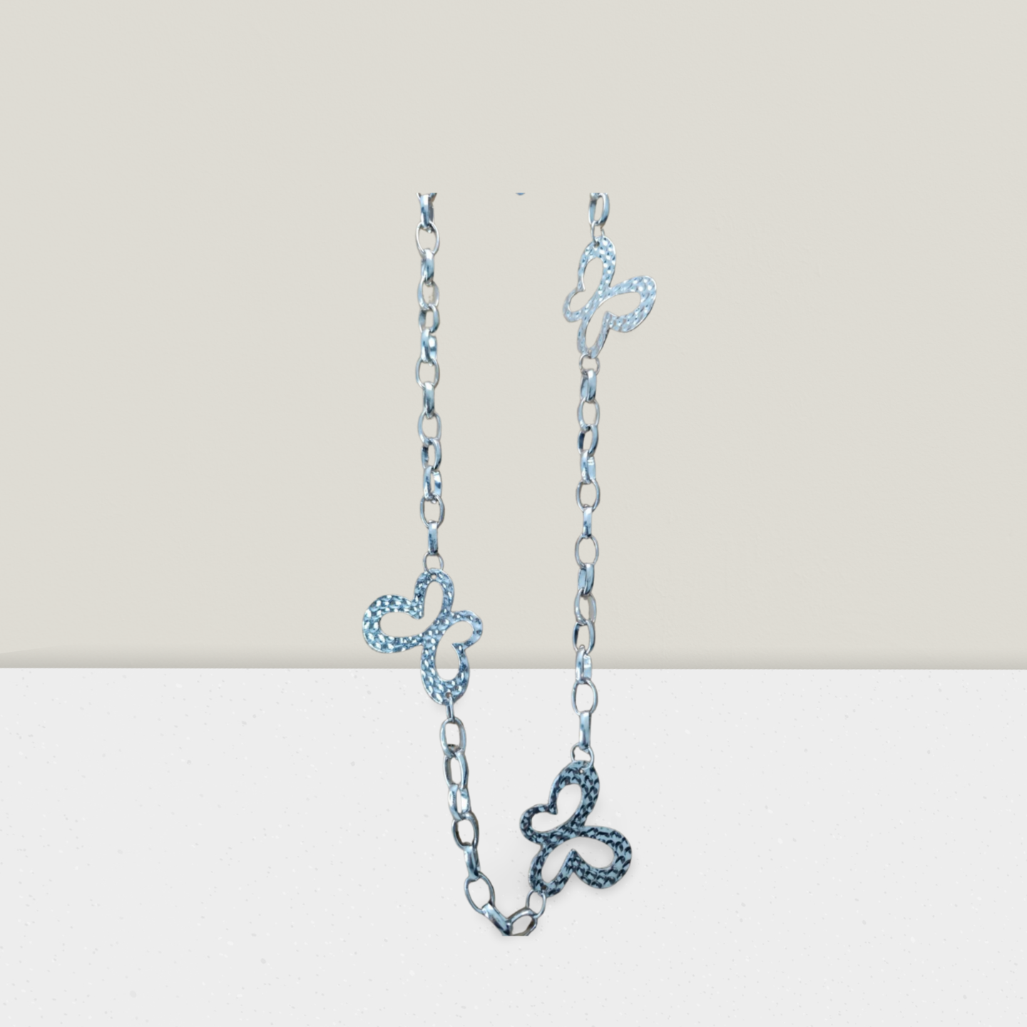 Collar larga mariposa