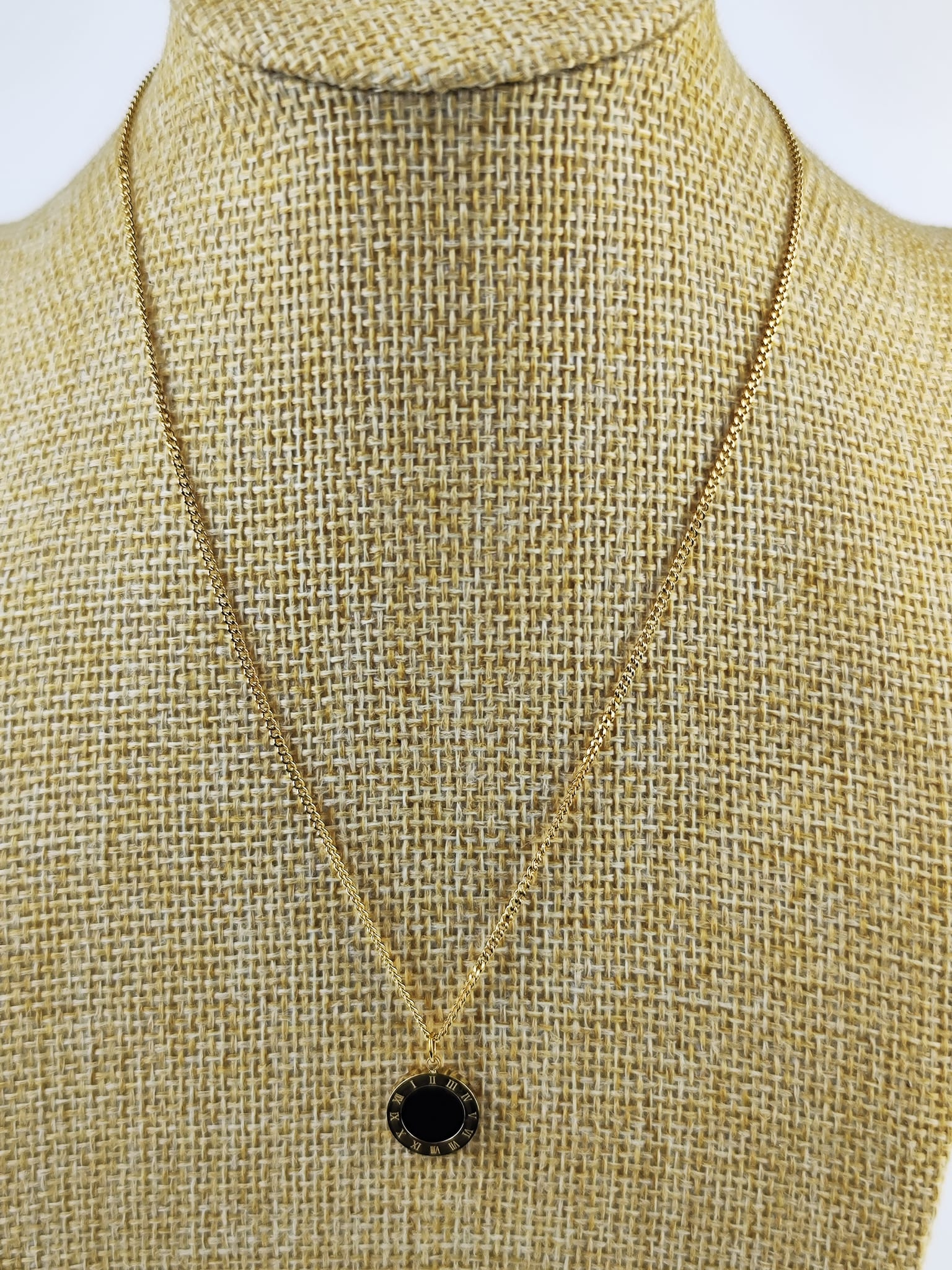 Halskette aus Stahl – feine Spitze