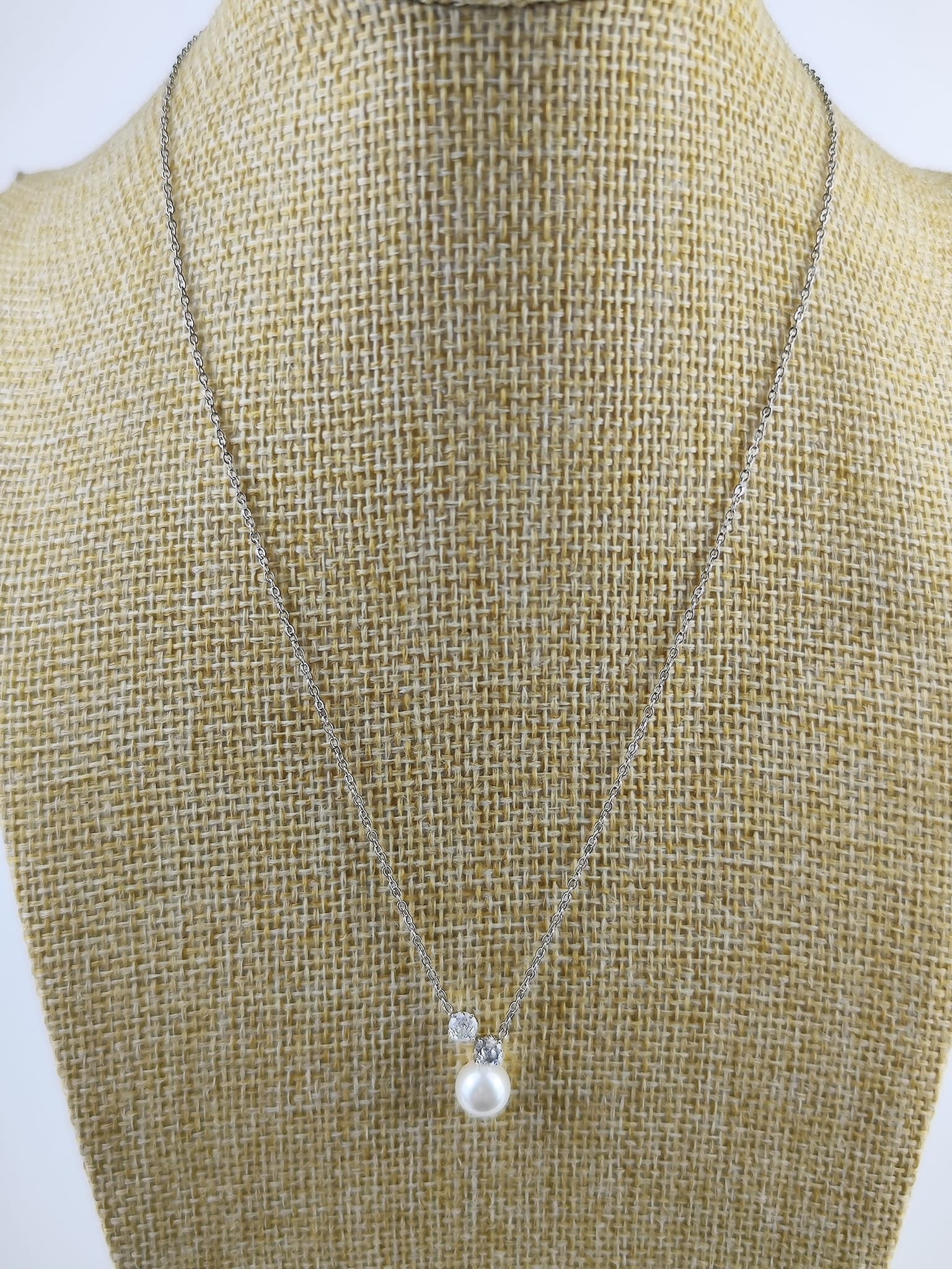 Halskette aus Stahl – versilbert mit feiner Perle