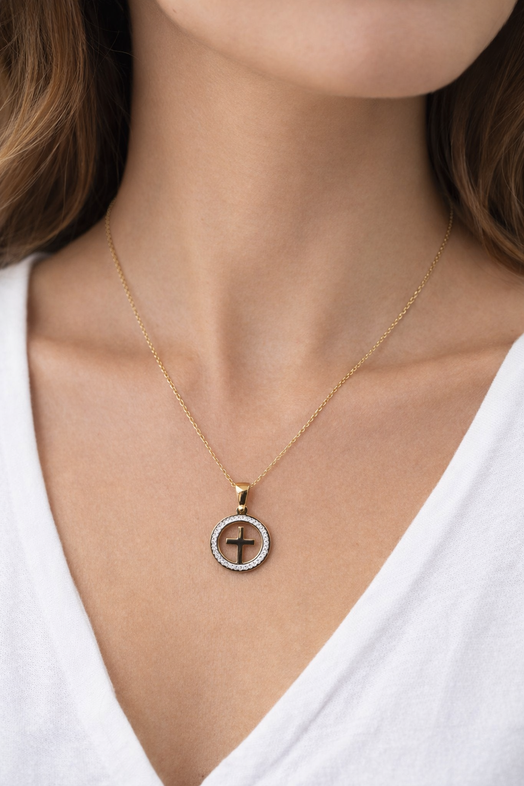 Halskette aus Stahl – Medaillon mit Kreuz