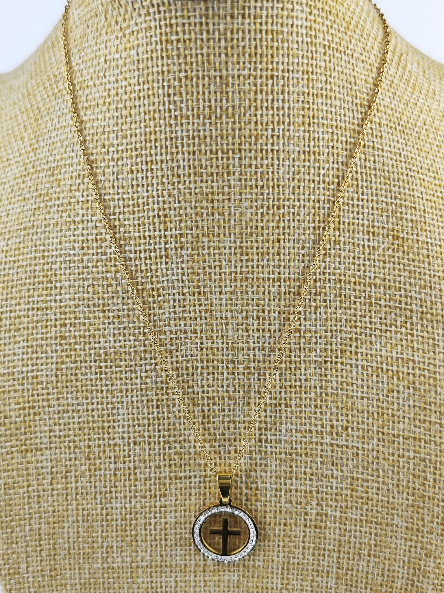 Halskette aus Stahl – Medaillon mit Kreuz