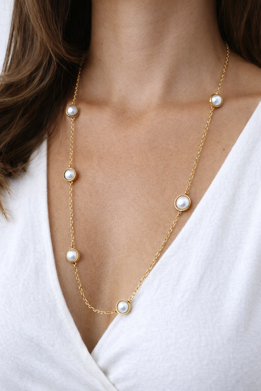 Lange Stahlkette – Weiße Perlen