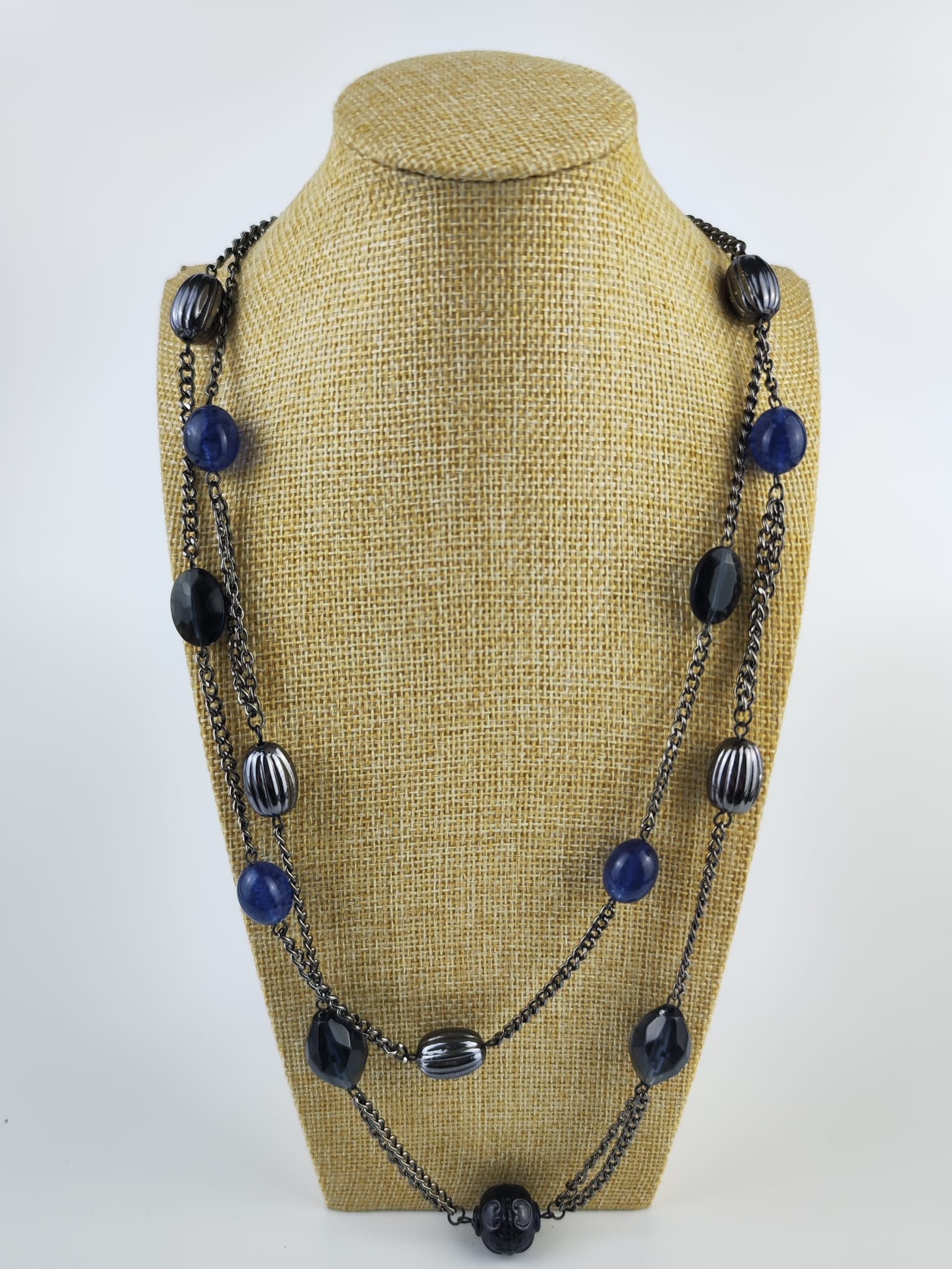 Lange Halskette – Blaue und silberne Perlen