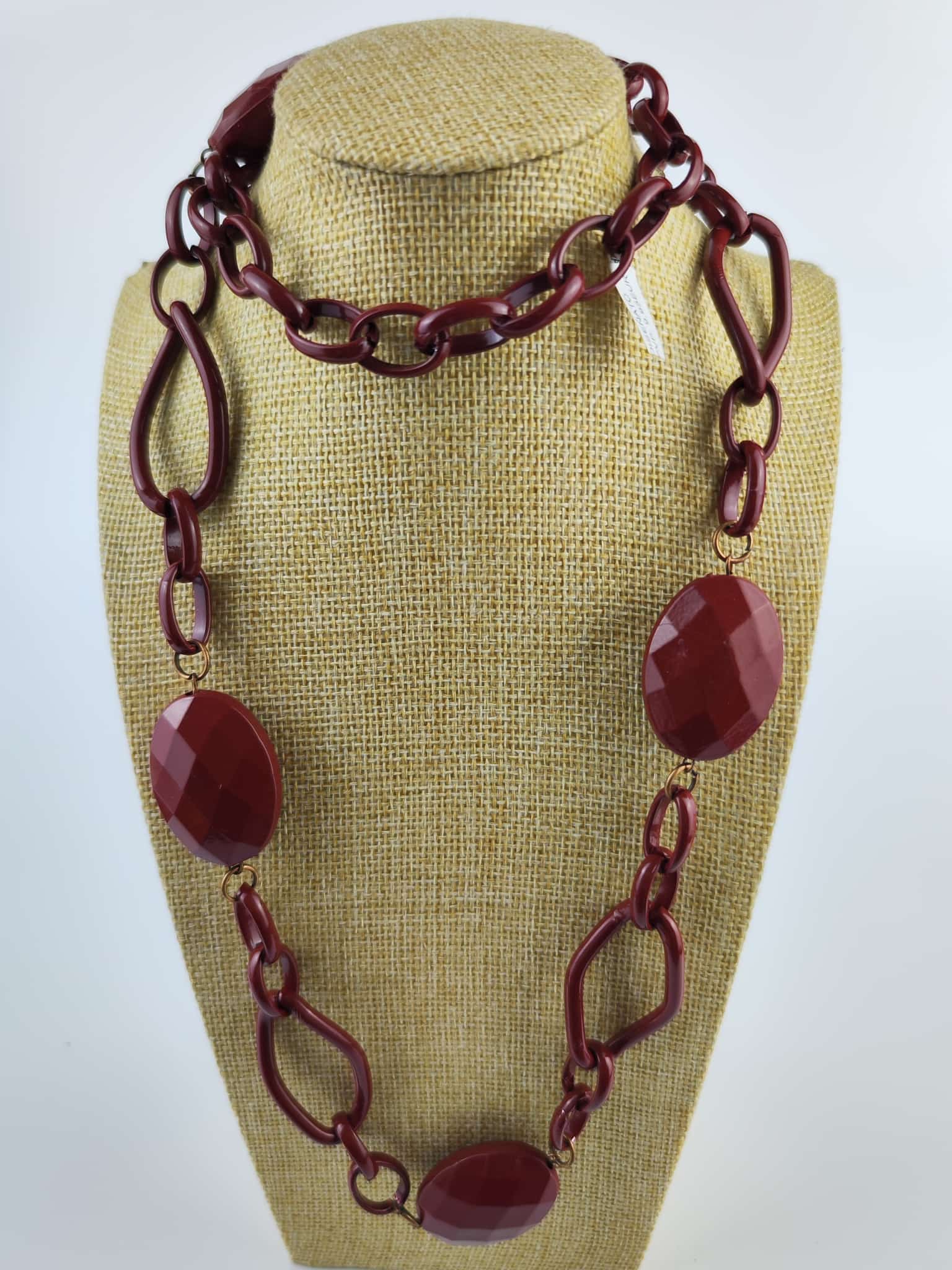 Lange Halskette – Modern in Rot