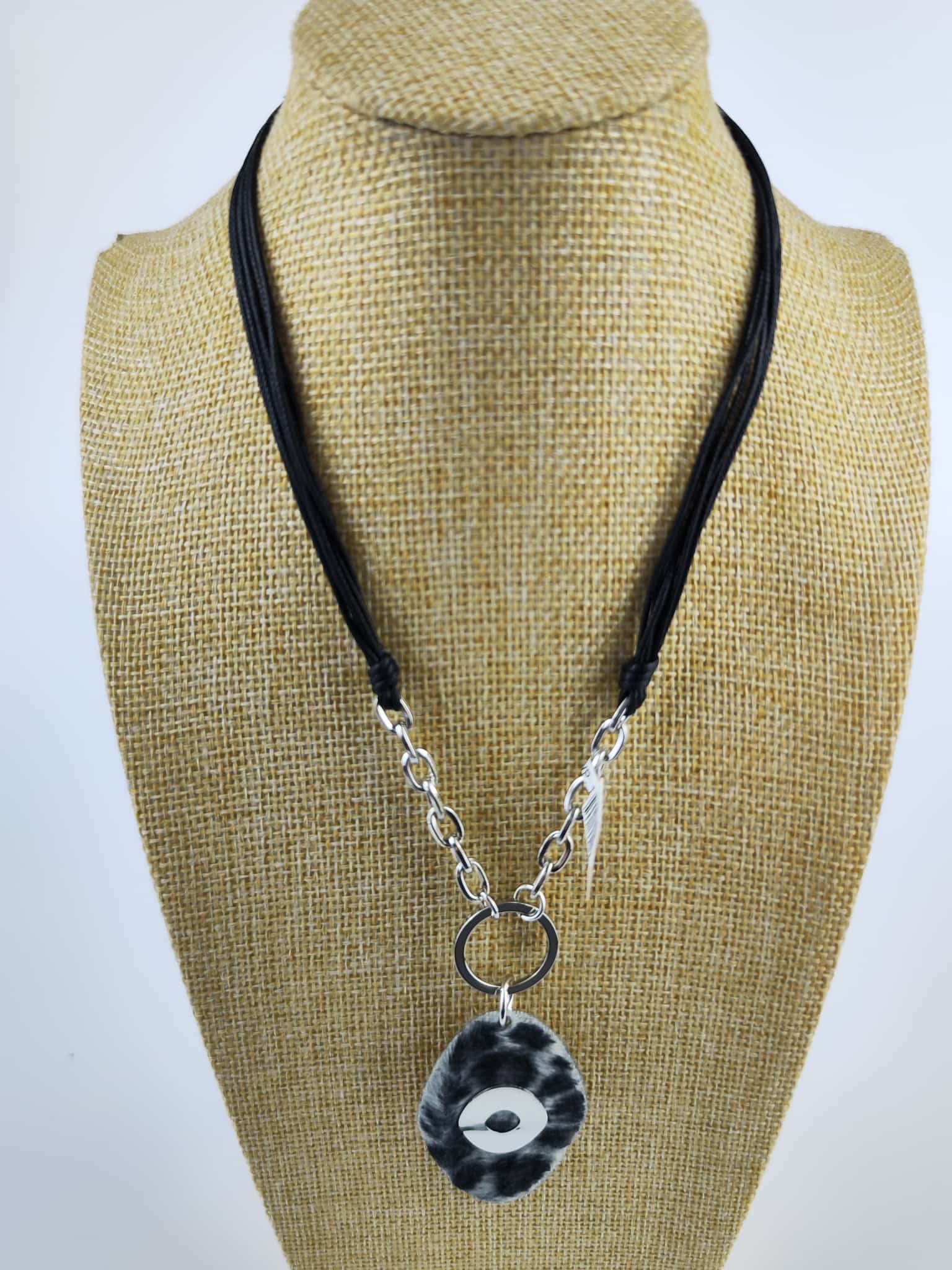 Collar con colgante - día día