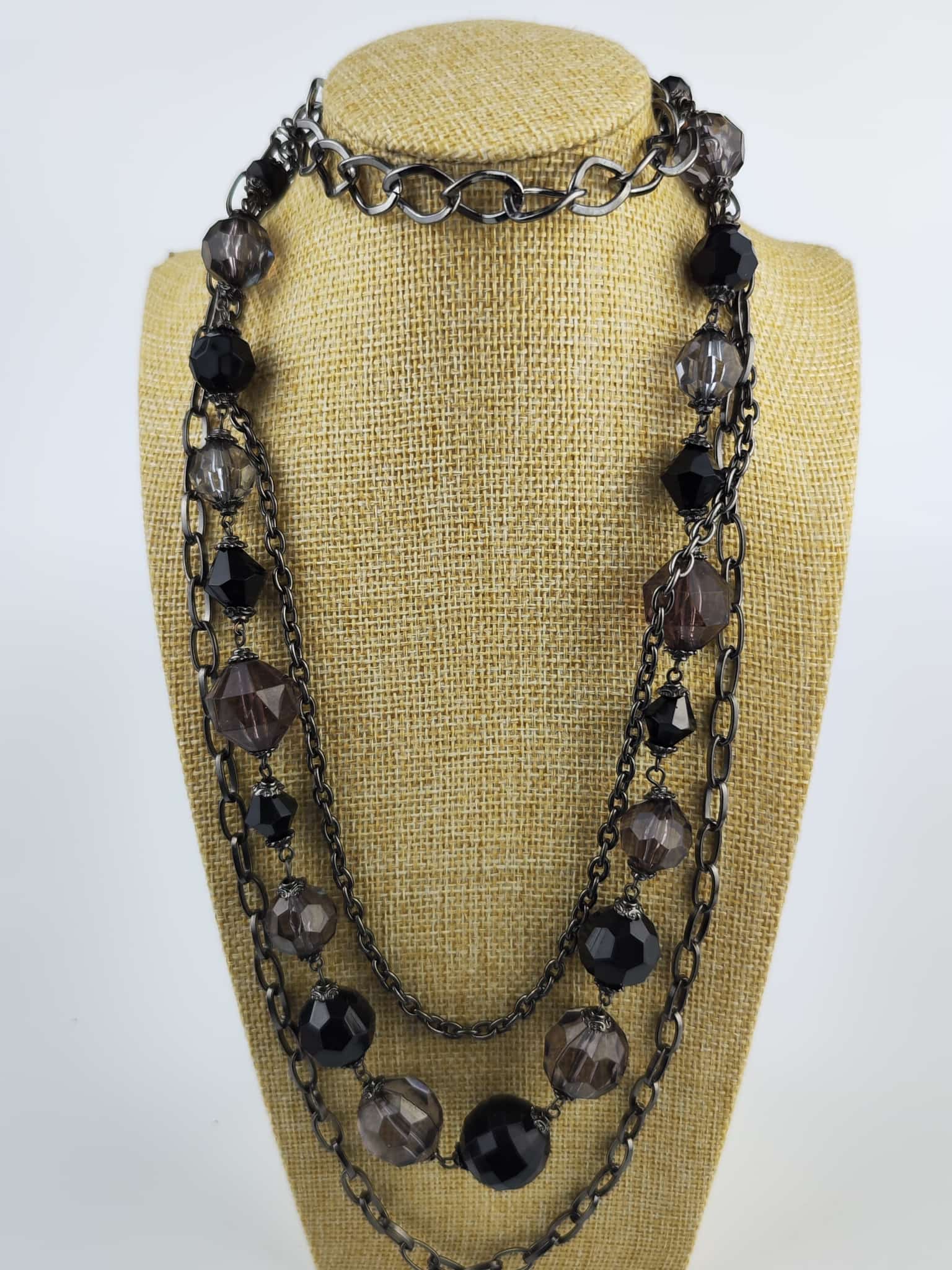 Langer Kragen – Dunkles Ensemble