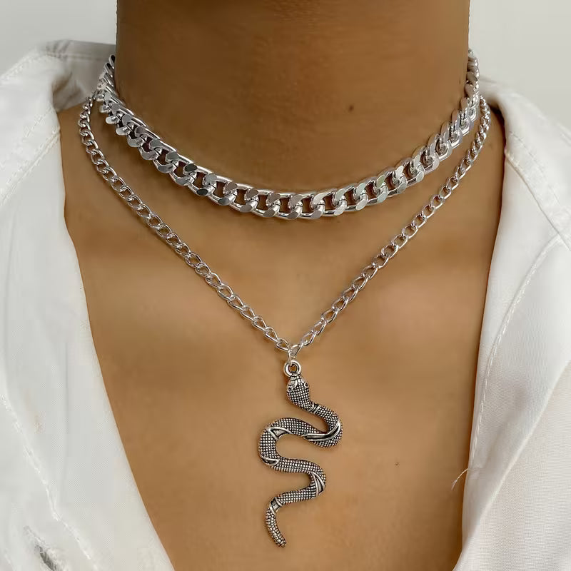 Doppelreihige Halskette mit Schlangenanhänger