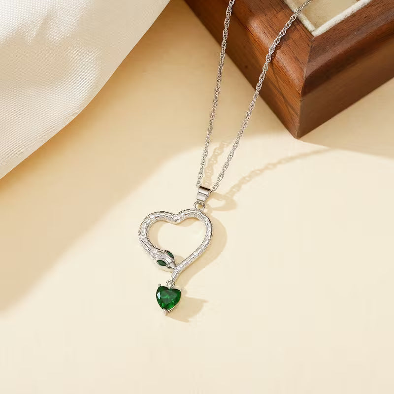 Halskette mit Schlangenherz