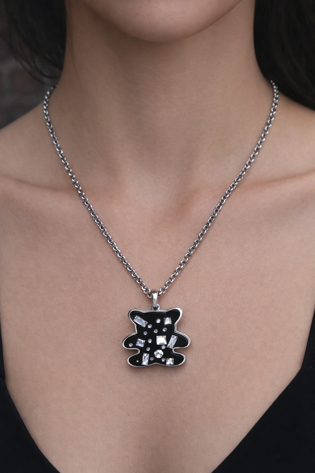 Halskette mit Anhänger – Dunkler Bär