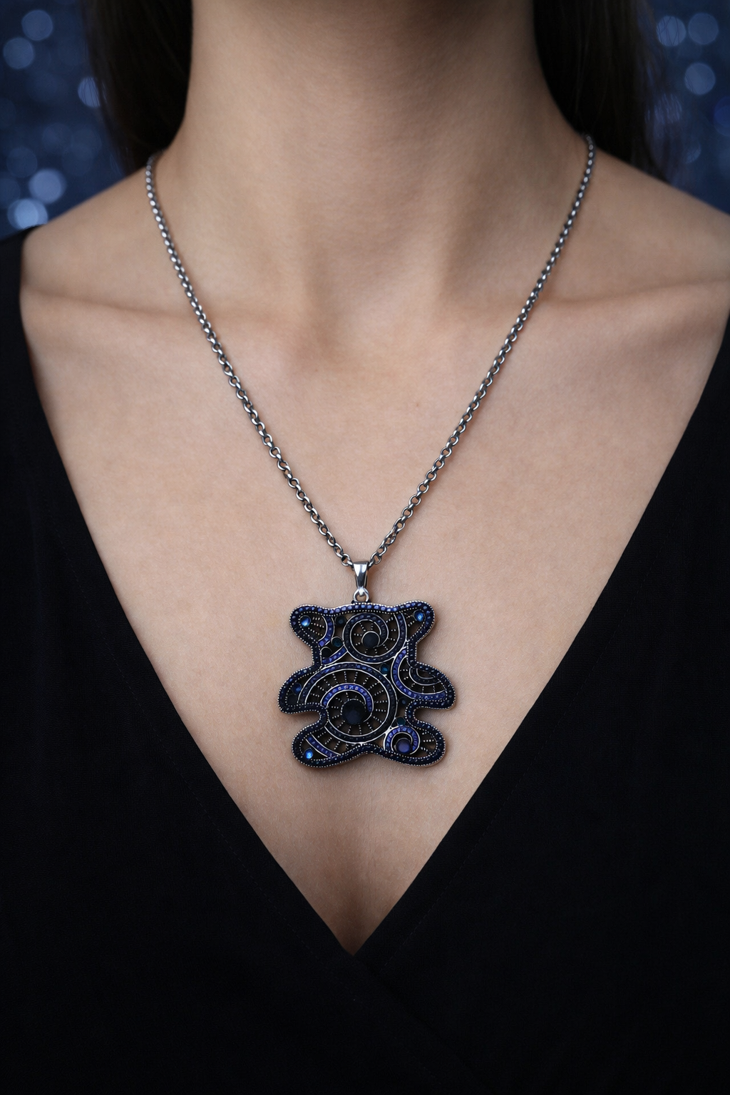 Halskette mit Anhänger – Großer blauer Bär