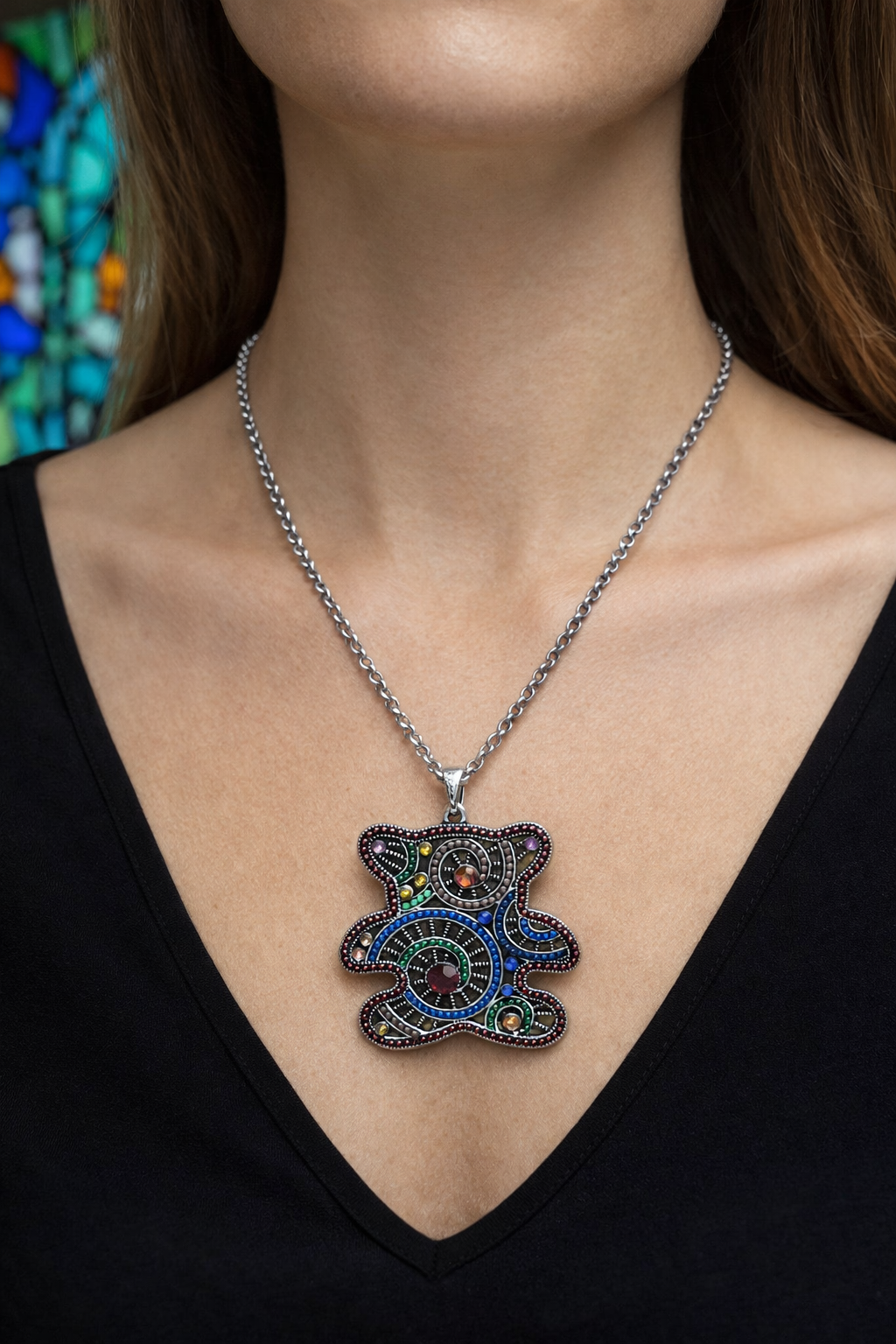 Halskette mit Anhänger – Großer, mehrfarbiger Bär