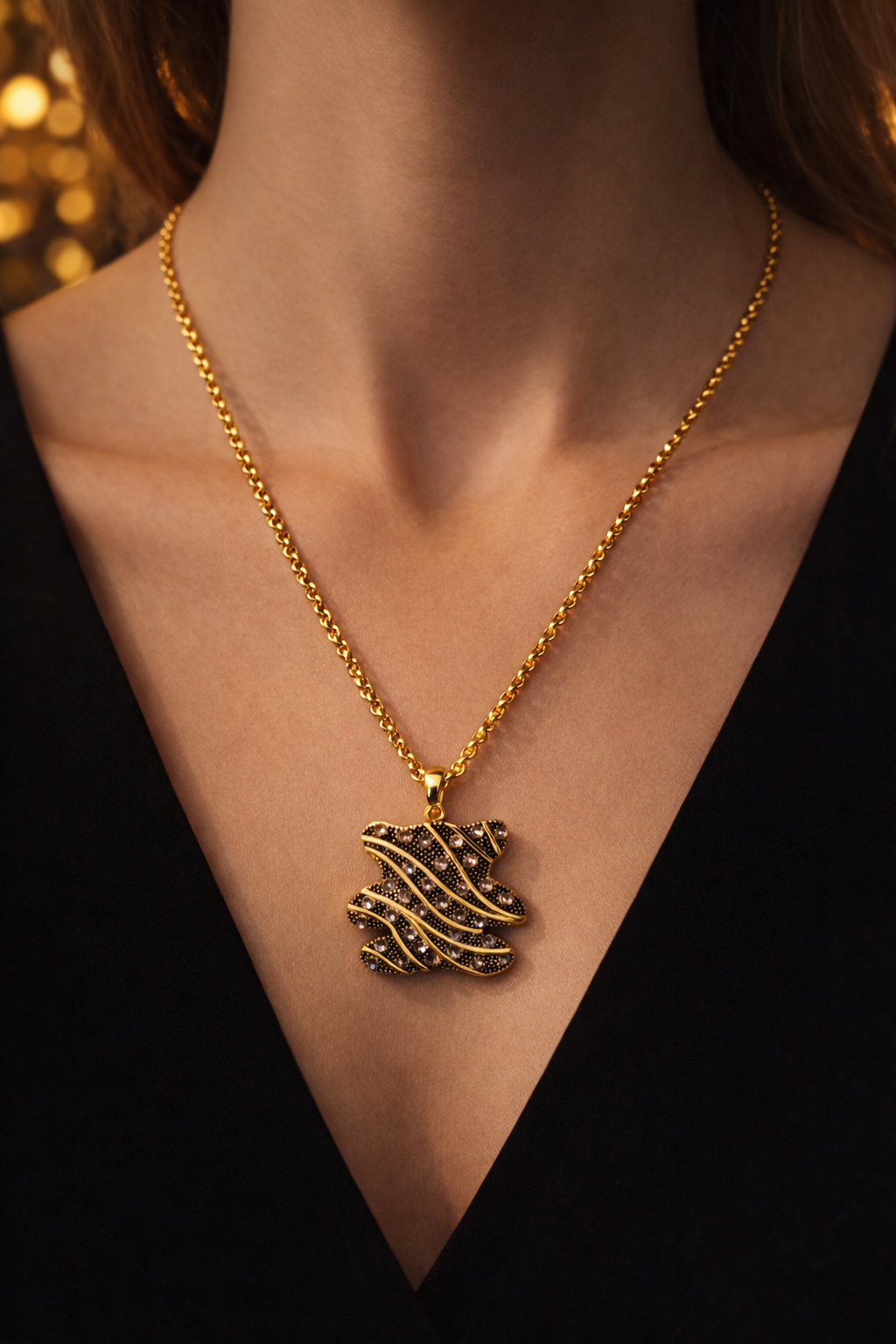 Halskette mit Anhänger – Dunkelgoldener Bär